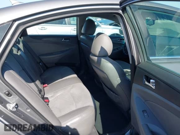 2013 Hyundai Sonata SE с VIN 5NPEC4AB0DH728897, выставлен на аукционе IAAI как лот 42648199 с пробегом 142 936 миль миль и . История ставок и продаж доступна на DreamBid. Изображение 8.