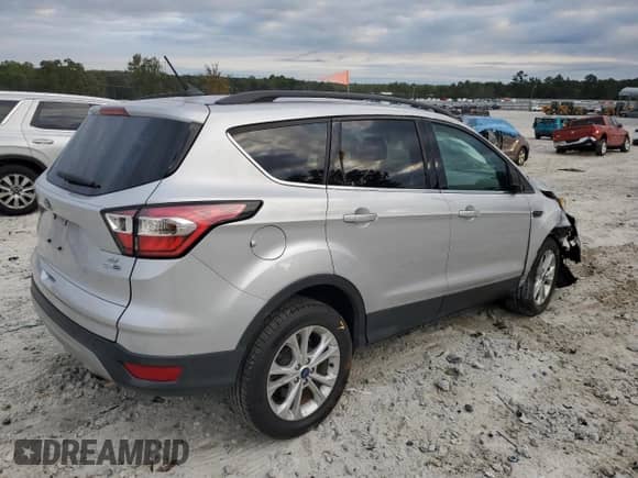 2018 Ford Escape SE z VIN 1FMCU9GD9JUA27475, wystawiony jako Copart lot #82301455 z przebiegiem 66 389 mil mil oraz Szkoda całkowita • Salvage title. Historia ofert i sprzedaży dostępna na DreamBid. Obrazek 3.