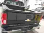 2018 Chevrolet Silverado 1500 LTZ z VIN 3GCUKSEC8JG592951, wystawiony jako IAAI lot #43465449 z przebiegiem 75 444 mil mil oraz . Historia ofert i sprzedaży dostępna na DreamBid. Obrazek 17.