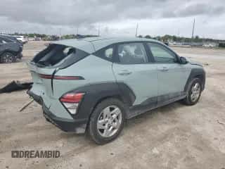 2024 Hyundai Kona SE z VIN KM8HA3AB1RU111157, wystawiony jako Copart lot #75010844 z przebiegiem 5 398 mil mil oraz Nie do naprawy • Non repairable. Historia ofert i sprzedaży dostępna na DreamBid. Obrazek 3.