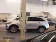 2017 Kia Sorento LX z VIN 5XYPG4A38HG215755, wystawiony jako IAAI lot #42440731 z przebiegiem 88 520 mil mil oraz . Historia ofert i sprzedaży dostępna na DreamBid. Obrazek 14.