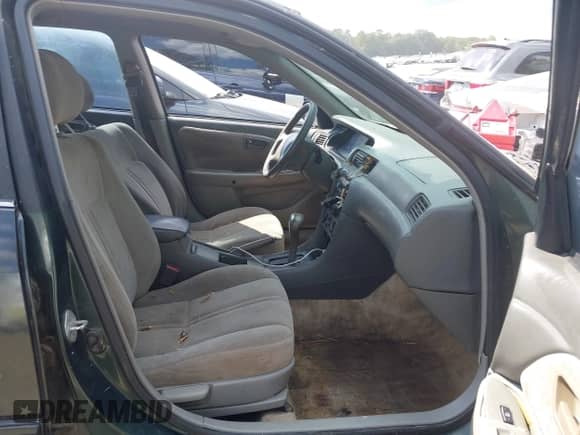 1999 Toyota Camry LE z VIN 4T1BG22K2XU590456, wystawiony jako IAAI lot #43125950 z przebiegiem 214 782 mil mil oraz . Historia ofert i sprzedaży dostępna na DreamBid. Obrazek 5.