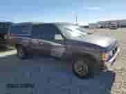 1995 Nissan Frontier XE z VIN 1N6HD16S6SC450675, wystawiony jako Copart lot #88047365 z przebiegiem 193 820 mil mil oraz Czysty tytuł • Clean title. Historia ofert i sprzedaży dostępna na DreamBid. Obrazek 4.