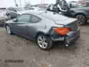 2010 Hyundai Genesis Coupe Grand Touring z VIN KMHHU6KH3AU004837, wystawiony jako IAAI lot #41933440 z przebiegiem 202 689 mil mil oraz . Historia ofert i sprzedaży dostępna na DreamBid. Obrazek 3.