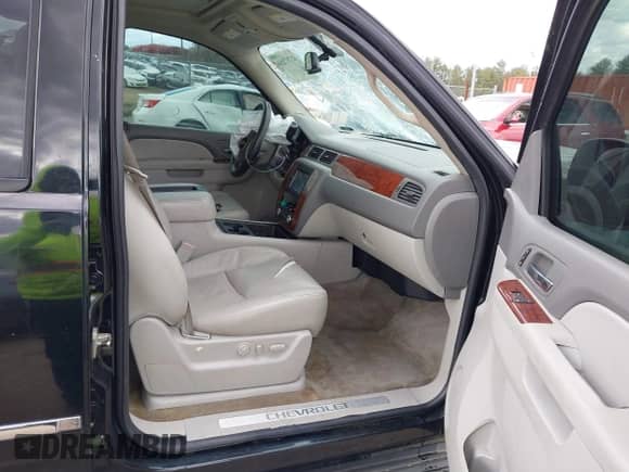 2011 Chevrolet Tahoe LTZ с VIN 1GNSCCE04BR196055, выставлен на аукционе IAAI как лот 41717154 с пробегом 151 455 миль миль и . История ставок и продаж доступна на DreamBid. Изображение 5.