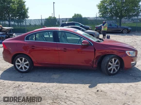 2016 Volvo S60 T5 Drive-E Premier z VIN YV126MFK4G2399463, wystawiony jako IAAI lot #42568556 z przebiegiem 94 972 mil mil oraz . Historia ofert i sprzedaży dostępna na DreamBid. Obrazek 12.