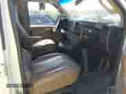 2018 Chevrolet Express Cargo z VIN 1GCWGBFP1J1315181, wystawiony jako IAAI lot #43227788 z przebiegiem 202 417 mil mil oraz . Historia ofert i sprzedaży dostępna na DreamBid. Obrazek 5.