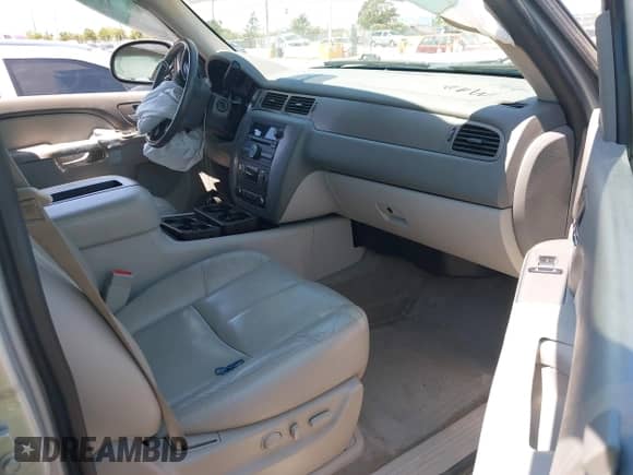 2013 Chevrolet Tahoe LT z VIN 1GNSKBE01DR286568, wystawiony jako IAAI lot #42736237 z przebiegiem Nie podano mil oraz . Historia ofert i sprzedaży dostępna na DreamBid. Obrazek 5.