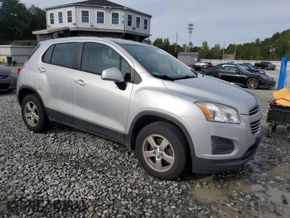 2015 Chevrolet Trax LS z VIN 3GNCJPSB4FL223940, wystawiony jako Copart lot #71989805 z przebiegiem 93 782 mil mil oraz Czysty tytuł • Clean title. Historia ofert i sprzedaży dostępna na DreamBid. Obrazek 4.