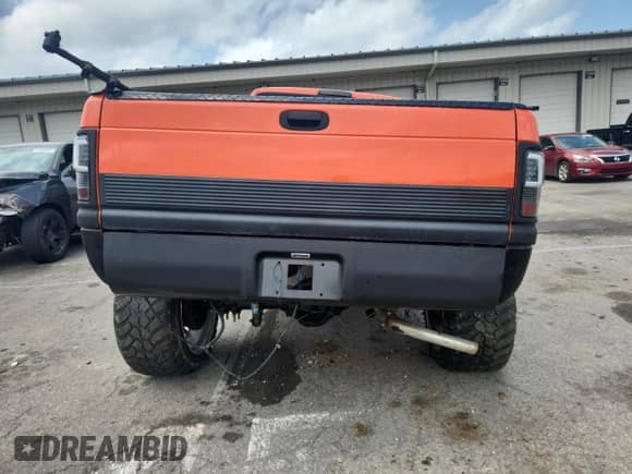 1998 Dodge 1500 z VIN 3B7HF12ZXWG126003, wystawiony jako Copart lot #61620115 z przebiegiem 210 781 mil mil oraz Szkoda całkowita • Salvage title. Historia ofert i sprzedaży dostępna na DreamBid. Obrazek 6.