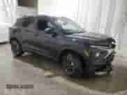 2025 Chevrolet TrailBlazer LT z VIN KL79MRSL7SB065374, wystawiony jako Copart lot #90125435 z przebiegiem Nie podano mil oraz Szkoda całkowita • Salvage title. Historia ofert i sprzedaży dostępna na DreamBid. Obrazek 4.