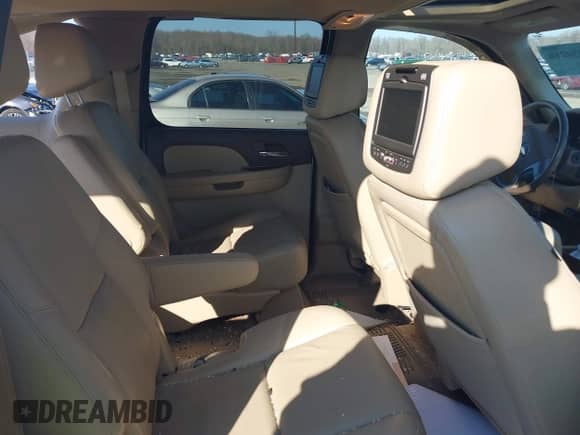 2014 Chevrolet Suburban LTZ z VIN 1GNSKKE7XER146467, wystawiony jako IAAI lot #41630210 z przebiegiem 159 533 mil mil oraz . Historia ofert i sprzedaży dostępna na DreamBid. Obrazek 8.