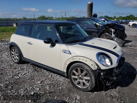 2011 MINI Hardtop S with VIN WMWSV3C50BTY15977, listed as a Copart auction lot 52802295 with 89,085 mi miles and Salvage title. Bid and sale history available at DreamBid. Image 4.