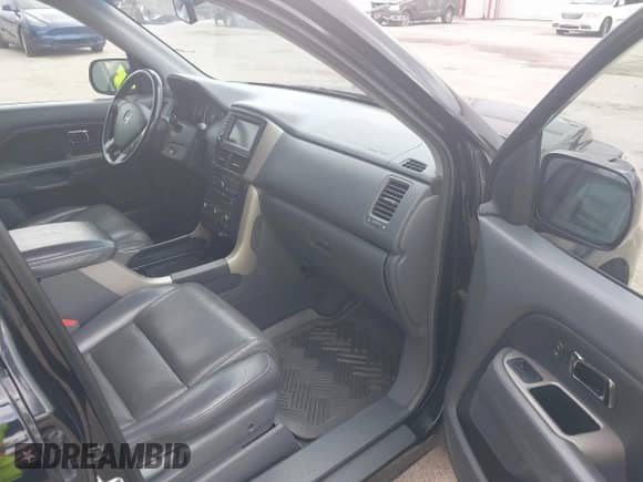 2006 Honda Pilot EX-L with VIN 5FNYF18786B016899, listed as a IAAI auction lot 43182632 with 418,378 mi miles and . Bid and sale history available at DreamBid. Image 5.