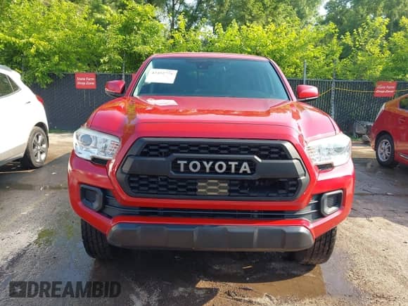 2018 Toyota Tacoma SR with VIN 5TFCZ5AN6JX135454, listed as a IAAI auction lot 42452774 with 68,301 mi miles and . Bid and sale history available at DreamBid. Image 12.