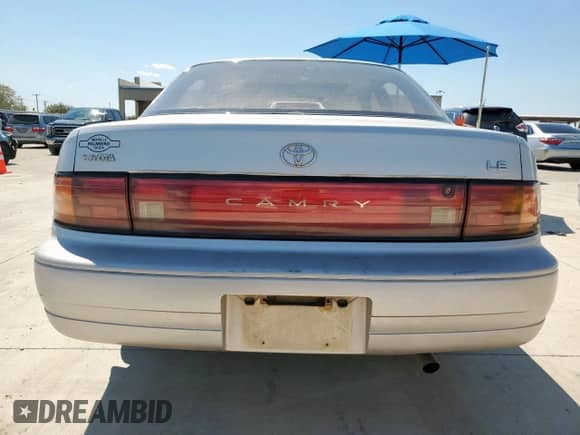 1994 Toyota Camry LE z VIN 4T1SK12E9RU373329, wystawiony jako Copart lot #71214485 z przebiegiem 186 302 mil mil oraz Szkoda całkowita • Salvage title. Historia ofert i sprzedaży dostępna na DreamBid. Obrazek 6.