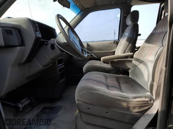 1991 Dodge Caravan z VIN 2B4GK55R6MR136865, wystawiony jako Copart lot #83209824 z przebiegiem 44 931 mil mil oraz Czysty tytuł • Clean title. Historia ofert i sprzedaży dostępna na DreamBid. Obrazek 7.