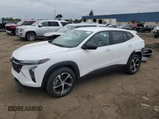 2024 Chevrolet Trax 1RS с VIN KL77LGE24RC157404, выставлен на аукционе Copart как лот 69441255 с пробегом 7 983 миль миль и На запчасти • Non repairable. История ставок и продаж доступна на DreamBid. Изображение 1.