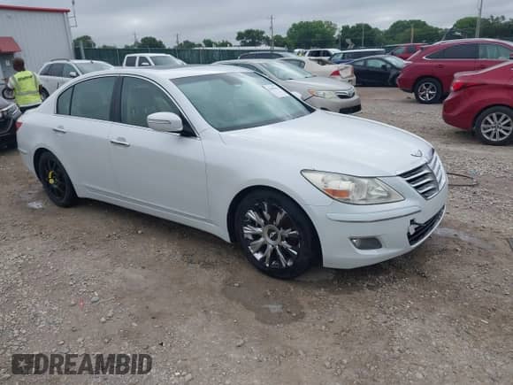 2011 Hyundai Genesis z VIN KMHGC4DE1BU143310, wystawiony jako IAAI lot #42481916 z przebiegiem 141 382 mil mil oraz . Historia ofert i sprzedaży dostępna na DreamBid. Obrazek 1.