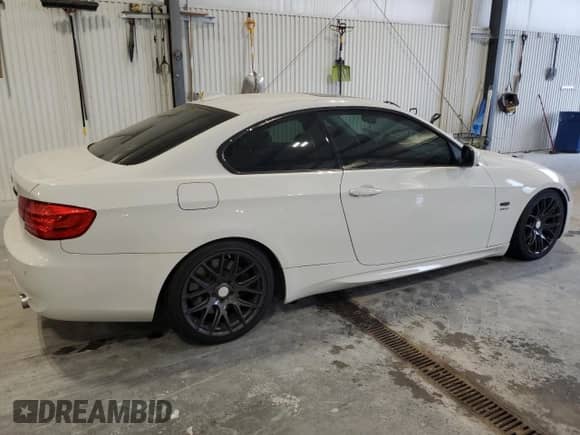 2011 BMW 3 Series 335i xDrive z VIN WBAKF9C50BE619705, wystawiony jako Copart lot #82723495 z przebiegiem 158 146 mil mil oraz Czysty tytuł • Clean title. Historia ofert i sprzedaży dostępna na DreamBid. Obrazek 3.