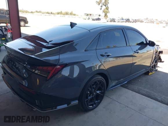 2025 Hyundai Elantra N Line z VIN KMHLR4DF1SU979866, wystawiony jako IAAI lot #42943488 z przebiegiem 5 077 mil mil oraz . Historia ofert i sprzedaży dostępna na DreamBid. Obrazek 4.