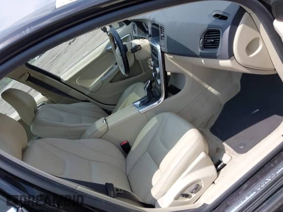 2015 Volvo S60 T5 Drive-E Premier z VIN YV126MFKXF2351397, wystawiony jako IAAI lot #42635909 z przebiegiem 208 000 mil mil oraz . Historia ofert i sprzedaży dostępna na DreamBid. Obrazek 5.