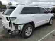 2018 Jeep Grand Cherokee Laredo z VIN 1C4RJEAG6JC311915, wystawiony jako Copart lot #54750495 z przebiegiem 70 062 mil mil oraz Szkoda całkowita • Salvage title. Historia ofert i sprzedaży dostępna na DreamBid. Obrazek 3.