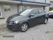 2015 Chevrolet Sonic LT z VIN 1G1JC5SB0F4158534, wystawiony jako Copart lot #54782885 z przebiegiem 129 182 mil mil oraz Szkoda całkowita • Salvage title. Historia ofert i sprzedaży dostępna na DreamBid. Obrazek 1.