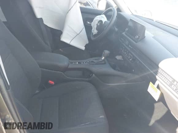 2025 Honda HR-V LX z VIN 3CZRZ2H35SM709640, wystawiony jako IAAI lot #41251423 z przebiegiem 201 mil mil oraz . Historia ofert i sprzedaży dostępna na DreamBid. Obrazek 5.