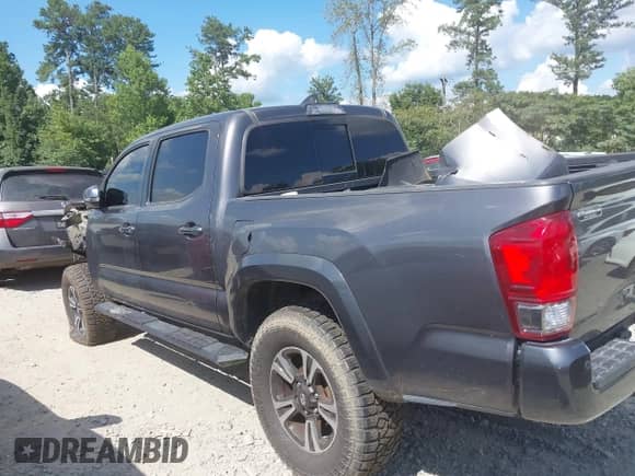 2017 Toyota Tacoma SR5 z VIN 5TFCZ5AN6HX082555, wystawiony jako IAAI lot #42716118 z przebiegiem 100 116 mil mil oraz . Historia ofert i sprzedaży dostępna na DreamBid. Obrazek 14.