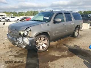 2007 Chevrolet Suburban LT z VIN 1GNFC16J57J300765, wystawiony jako Copart lot #69695155 z przebiegiem 306 889 mil mil oraz Nie do naprawy • Non repairable. Historia ofert i sprzedaży dostępna na DreamBid. Obrazek 1.