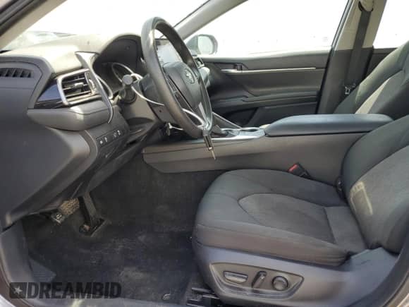 2023 Toyota Camry LE z VIN 4T1C11AK4PU103811, wystawiony jako Copart lot #70062385 z przebiegiem 46 128 mil mil oraz Czysty tytuł • Clean title. Historia ofert i sprzedaży dostępna na DreamBid. Obrazek 7.