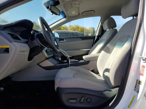 2015 Hyundai Sonata SE z VIN 5NPE24AF1FH213514, wystawiony jako Copart lot #82555545 z przebiegiem 84 225 mil mil oraz Czysty tytuł • Clean title. Historia ofert i sprzedaży dostępna na DreamBid. Obrazek 7.