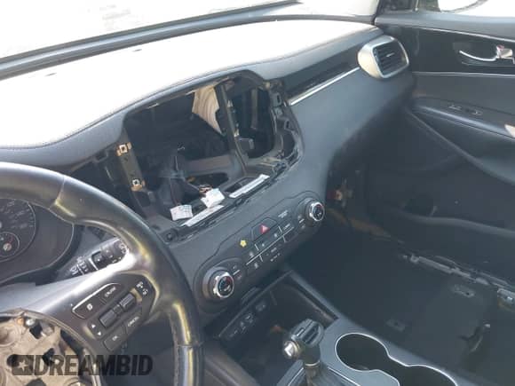 2018 Kia Sorento L with VIN 5XYPG4A35JG341786, listed as a IAAI auction lot 42707108 with 165,857 mi miles and . Bid and sale history available at DreamBid. Image 17.