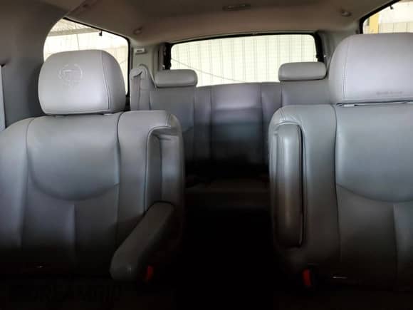 2004 Cadillac Escalade ESV z VIN 3GYFK66NX4G205380, wystawiony jako Copart lot #64630695 z przebiegiem 142 665 mil mil oraz Czysty tytuł • Clean title. Historia ofert i sprzedaży dostępna na DreamBid. Obrazek 10.