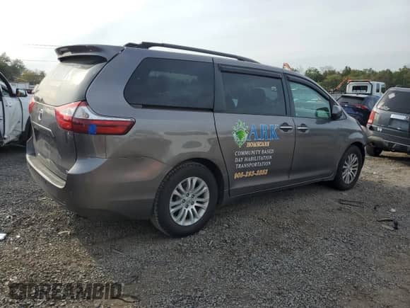 2017 Toyota Sienna XLE z VIN 5TDYZ3DCXHS778099, wystawiony jako Copart lot #82123545 z przebiegiem 194 083 mil mil oraz Szkoda całkowita • Salvage title. Historia ofert i sprzedaży dostępna na DreamBid. Obrazek 3.