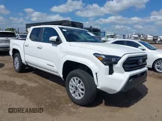 2024 Toyota Tacoma SR5 z VIN 3TYKB5FN8RT006646, wystawiony jako IAAI lot #42552787 z przebiegiem 23 870 mil mil oraz . Historia ofert i sprzedaży dostępna na DreamBid. Obrazek 1.