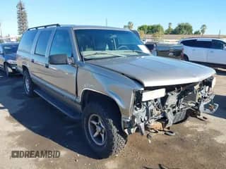 1999 Chevrolet Suburban z VIN 1GNFK16R9XJ318663, wystawiony jako IAAI lot #43358644 z przebiegiem 197 845 mil mil oraz . Historia ofert i sprzedaży dostępna na DreamBid. Obrazek 1.