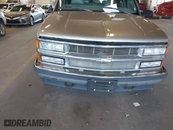 1999 Chevrolet Tahoe Z71 z VIN 1GNEK13R2XJ431421, wystawiony jako IAAI lot #42374646 z przebiegiem 282 894 mil mil oraz . Historia ofert i sprzedaży dostępna na DreamBid. Obrazek 14.