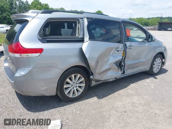 2012 Toyota Sienna XLE z VIN 5TDDK3DCXCS032053, wystawiony jako IAAI lot #42423082 z przebiegiem 338 112 mil mil oraz . Historia ofert i sprzedaży dostępna na DreamBid. Obrazek 4.