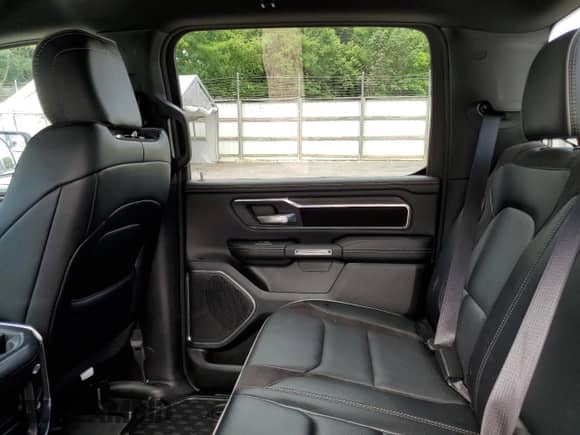 2024 Ram 1500 Laramie z VIN 1C6RREJT3RN205371, wystawiony jako Copart lot #63596605 z przebiegiem 35 830 mil mil oraz Czysty tytuł • Clean title. Historia ofert i sprzedaży dostępna na DreamBid. Obrazek 10.