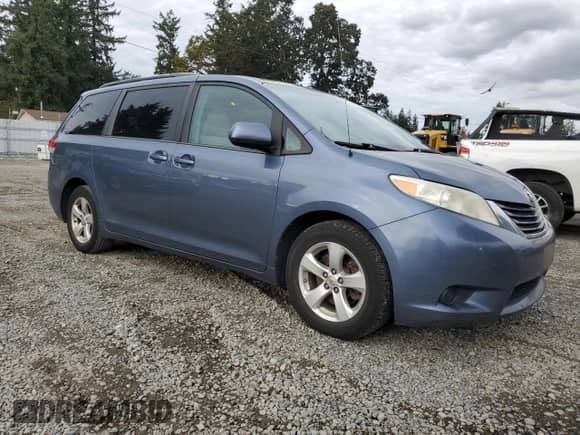 2013 Toyota Sienna LE AAS with VIN 5TDKK3DC5DS395885, listed as a Copart auction lot 82605275 with 216,957 mi miles and Salvage title. Bid and sale history available at DreamBid. Image 4.