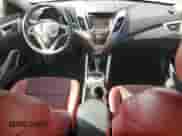 2013 Hyundai Veloster w/Black Int z VIN KMHTC6AD7DU102253, wystawiony jako Copart lot #65928865 z przebiegiem 144 878 mil mil oraz Szkoda całkowita • Salvage title. Historia ofert i sprzedaży dostępna na DreamBid. Obrazek 8.