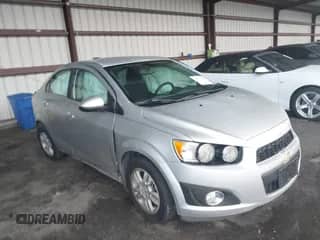 2015 Chevrolet Sonic LT с VIN 1G1JC5SG4F4163618, выставлен на аукционе IAAI как лот 43010786 с пробегом 73 208 миль миль и . История ставок и продаж доступна на DreamBid. Изображение 1.