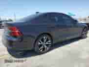 2024 Volvo S60 Plus Dark Theme z VIN 7JRL12FL0RG325468, wystawiony jako Copart lot #57185295 z przebiegiem 32 862 mil mil oraz Szkoda całkowita • Salvage title. Historia ofert i sprzedaży dostępna na DreamBid. Obrazek 3.