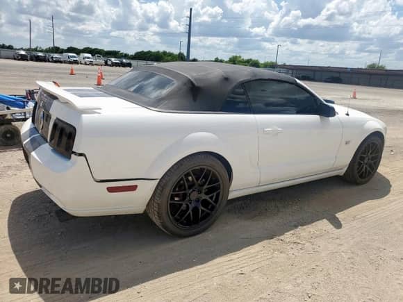 2005 Ford Mustang GT Deluxe z VIN 1ZVHT85H255211280, wystawiony jako Copart lot #69271235 z przebiegiem 109 841 mil mil oraz Czysty tytuł • Clean title. Historia ofert i sprzedaży dostępna na DreamBid. Obrazek 3.