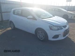 2017 Chevrolet Sonic LT z VIN 1G1JG6SHXH4158980, wystawiony jako IAAI lot #43418308 z przebiegiem 140 683 mil mil oraz . Historia ofert i sprzedaży dostępna na DreamBid. Obrazek 1.