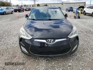 2013 Hyundai Veloster w/Black Int z VIN KMHTC6AD7DU138072, wystawiony jako Copart lot #90821765 z przebiegiem 123 633 mil mil oraz Czysty tytuł • Clean title. Historia ofert i sprzedaży dostępna na DreamBid. Obrazek 5.