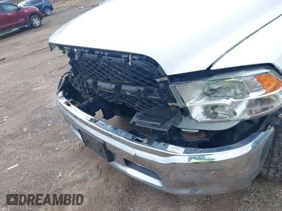 2019 Ram 1500 Tradesman z VIN 3C6JR6DT9KG506966, wystawiony jako IAAI lot #42801721 z przebiegiem 46 685 mil mil oraz . Historia ofert i sprzedaży dostępna na DreamBid. Obrazek 6.