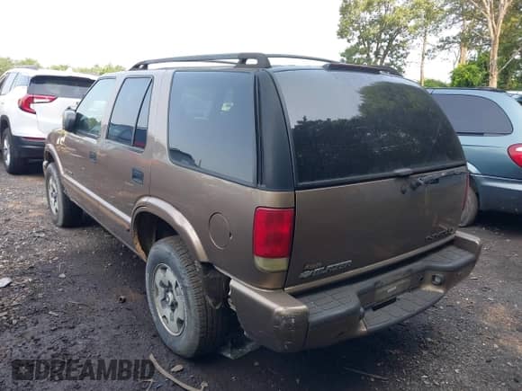 2003 Chevrolet Blazer LS z VIN 1GNDT13X13K134314, wystawiony jako IAAI lot #42897683 z przebiegiem 139 085 mil mil oraz . Historia ofert i sprzedaży dostępna na DreamBid. Obrazek 3.